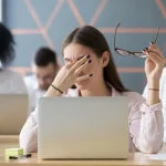 5 Latihan Mata Sederhana untuk Mengurangi Ketegangan Akibat Layar Komputer