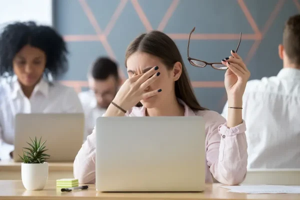 5 Latihan Mata Sederhana untuk Mengurangi Ketegangan Akibat Layar Komputer