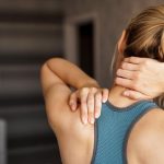5 Kebiasaan Sepele yang Bisa Bikin Bahu Cepat Pegal