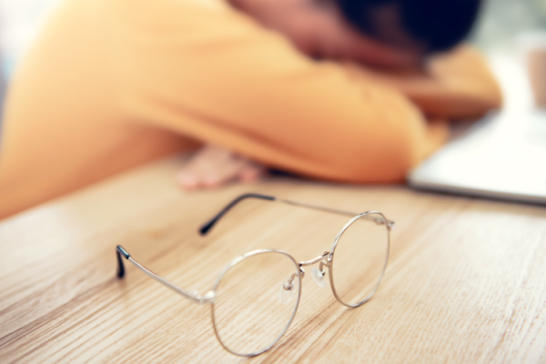 7 Cara Istirahat Mata yang Tepat Saat Bekerja Lama
