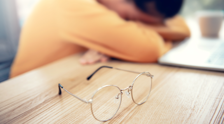 7 Cara Istirahat Mata yang Tepat Saat Bekerja Lama
