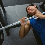 7 Cara Menghindari Cedera Saat Latihan Dada di Gym