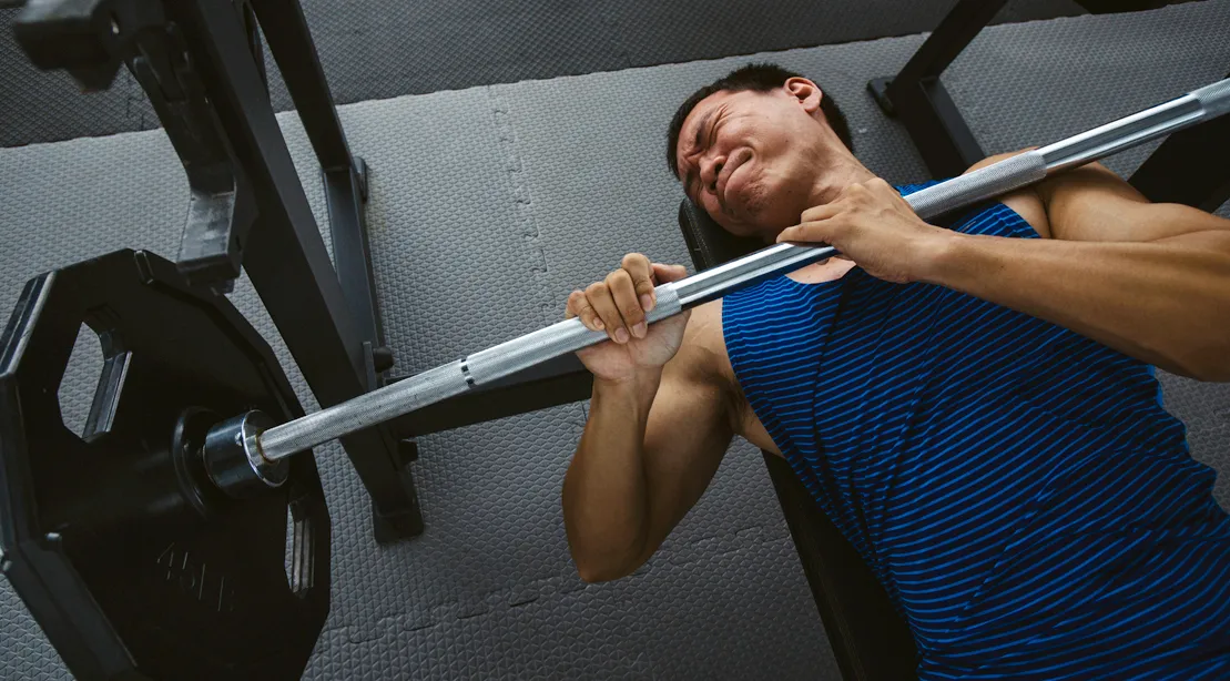 7 Cara Menghindari Cedera Saat Latihan Dada di Gym