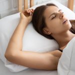 7 Posisi Tidur yang Aman untuk Penderita Masalah Rahang