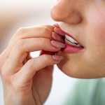10 Kebiasaan Buruk yang Bisa Merusak Gusi