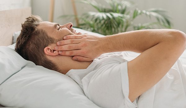 5 Posisi Tidur Terbaik agar Rahang Tidak Tegang