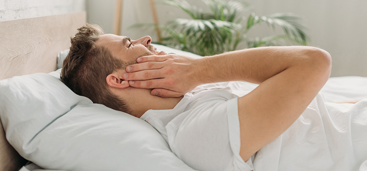 5 Posisi Tidur Terbaik agar Rahang Tidak Tegang