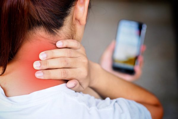 5 Cara Mengatasi Leher Pegal Akibat Main HP Terlalu Lama 5 Cara Mengatasi Leher Pegal Akibat Main HP Terlalu Lama