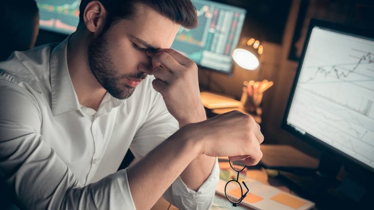 7 Cara Mencegah Mata Lelah Saat Bekerja di Depan Komputer