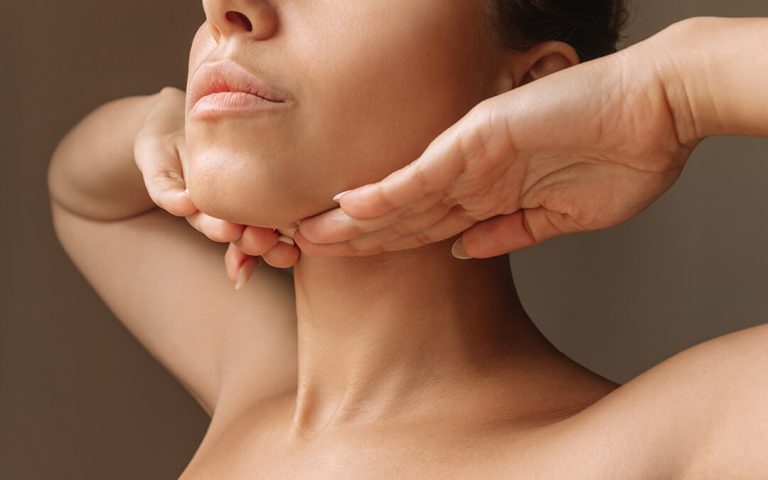 7 Gerakan Pijat Ringan untuk Dagu Lebih Kencang