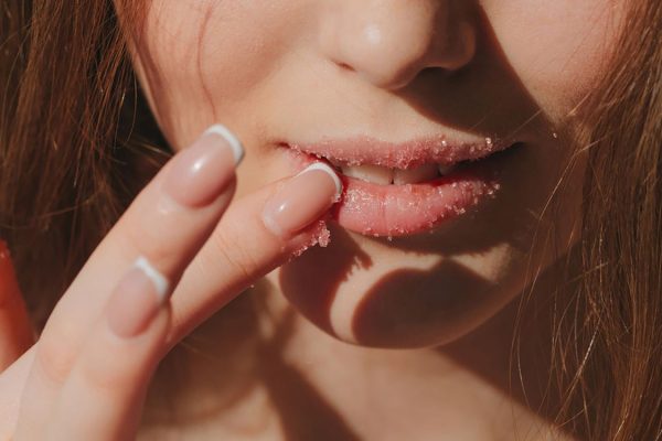 5 Langkah Mudah Eksfoliasi Bibir Tanpa Bikin Iritasi