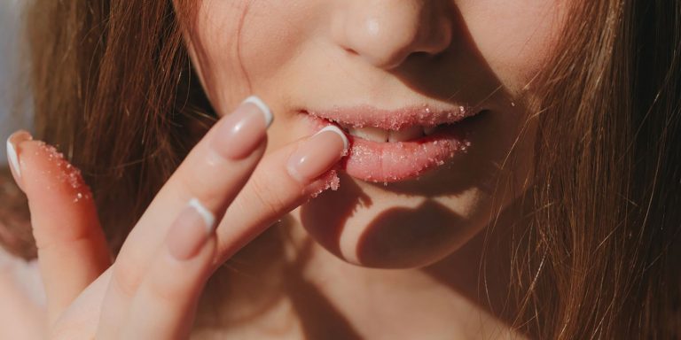 5 Langkah Mudah Eksfoliasi Bibir Tanpa Bikin Iritasi